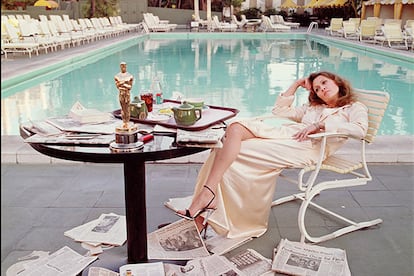 Retrato que le hizo Terry O'Neill a Faye Dunaway en 1977 a la mañana siguiente de ganar el Oscar por 'Network, un mundo implacable', en el hotel Beverly Hills.
