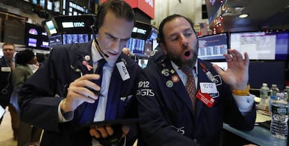 Operadores en el parqués de Wall Street.