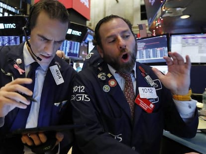 Operadores en el parqués de Wall Street.