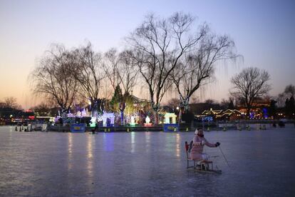 Varias personas patinan sobre el lago helado de Shichachai en Pekín (China). Mientras las temperaturas han subido de los 17 grados bajo cero, muchas zonas del país continúan con un intenso frío.