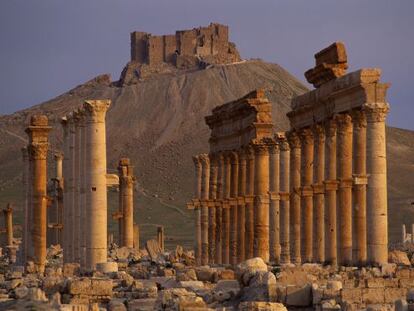 Ruinas de la ciudad romana de Palmira (Siria), con el castillo &aacute;rabe al fondo