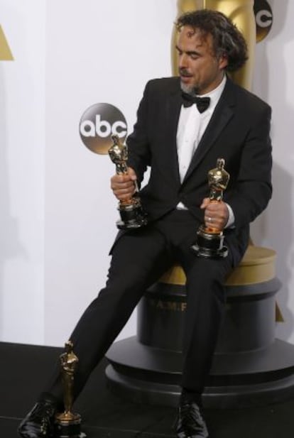 Alejandro G. Iñárritu posa con sus tres Óscar.