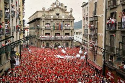 El tradicional chupinazo, lanzado por la concejal de IUN-NEB Idoia Saralegi, ha marcado el comienzo oficial de la popular fiesta de Pamplona.