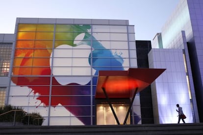 Entrada del centro en el que se ha hecho la presentación de Apple
