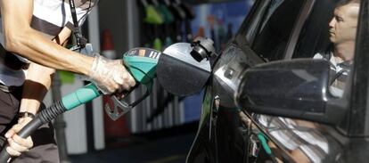 Un conductor reposta en una gasolinera de Madrid.