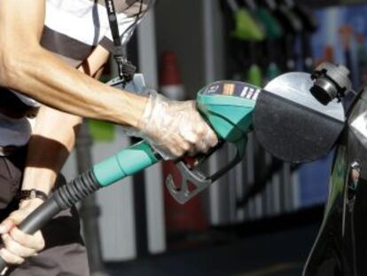 Un conductor reposta en una gasolinera de Madrid.