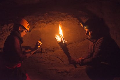 Mª Ángeles Medina y Diego Garate, midiendo la luz de una antorcha en la cueva.