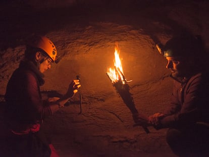 Mª Ángeles Medina y Diego Garate, midiendo la luz de una antorcha en la cueva.