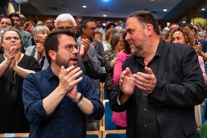 El 'president' en funciones, Pere Aragonès (izq.), y el presidente de ERC, Oriol Junqueras, ayer sábado en un acto en Vic (Barcelona).