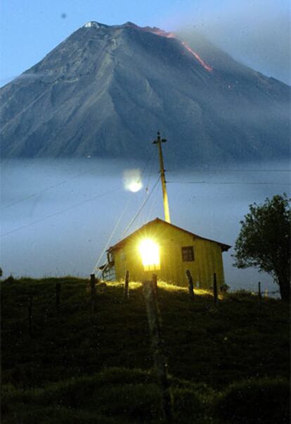 El volcán Tungurahua ha generado hoy una erupción de gases, ceniza y rocas incandescentes, en uno de sus pulsos más energéticos desde 1999, cuando empezó su actual proceso eruptivo.