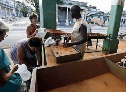 Mujeres cubanas tratan de comprar en un mercado desabastecido en el barrio de Playa ayer en La Habana.