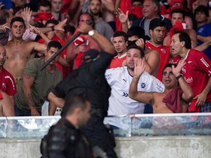 Policiais usam a força contra torcedores do Independiente no Maracanã.