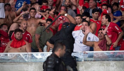 Policiais usam a força contra torcedores do Independiente no Maracanã.