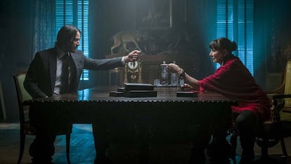 Keanu Reeves y Anjelica Huston, en 'John Wick 3'.