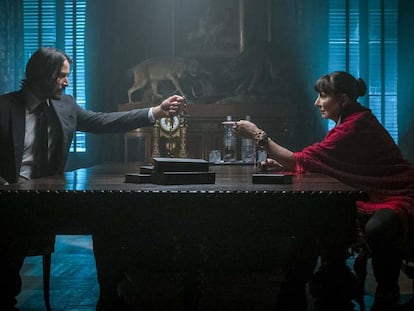 Keanu Reeves y Anjelica Huston, en 'John Wick 3'.