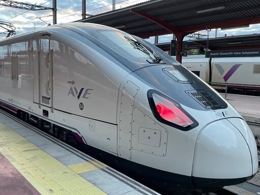 Una de las unidades Avril de Renfe en la estación de Ourense.