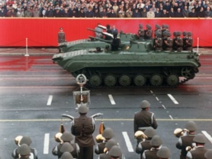 Desfile el 7 de octubre de 1989 en la avenida Carlos Marx de Berlín, en el 40º aniversario de la RDA