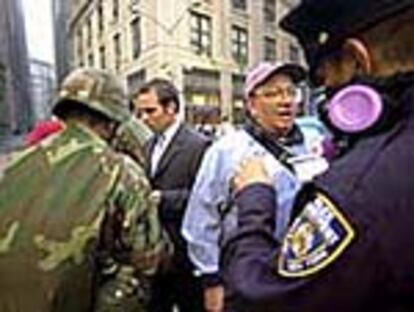 Agentes de la policía neoyorquina y de la Guardia Nacional controlan el paso por el bajo Manhattan el 17 de septiembre.