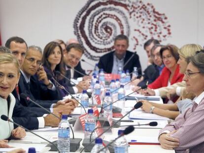 La presidenta Cristina Cifuentes en su visita a la oficina para refugiados.