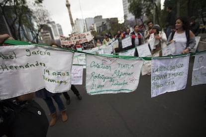 Aunque la protesta reunió grupos de manifestantes más reducidos que en otras ocasiones, algunos de ellos han acudido sistemáticamente a mostrar su respaldo a los padres de los 43 estudiantes. “Por favor, no dejen de venir a apoyarnos”, han repetido los padres. Yolanda Cortés, una jubilada de 65 años, ha asistido a las 10 manifestaciones en la Ciudad de México. Dice que tampoco cree la versión oficial sobre la muerte de los 43 estudiantes y que es necesario que las autoridades reanuden la búsqueda de los jóvenes. “El Gobierno siempre nos ha engañado y nos ha mentido”, comenta. Los grupos en la protesta han sido tan diversos, desde colectivos de artistas hasta sindicatos han participado en el trayecto y han escuchado a los familiares de los normalistas.