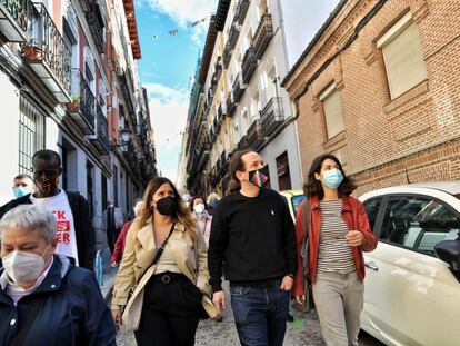 El candidato de Unidas Podemos a la presidencia de la Comunidad de Madrid, Pablo Iglesias (segundo por la derecha), camina por Lavapiés el 11 de abril junto a varios compañeros de lista: a su derecha Serigne Mbaye y Alejandra Jacinto; a su izquierda, Isa Serra.