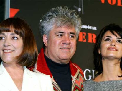 Pedro Almodóvar, entre Carmen Maura (a la izquierda) y Penélope Cruz.