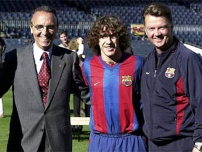 Puyol, con Gaspart y Van Gaal, el día después del acuerdo de su renovación.