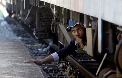 Un inmigrante en la estación de Gevgelija (Macedonia) intenta colarse en un tren para dirigirse a Serbia.
