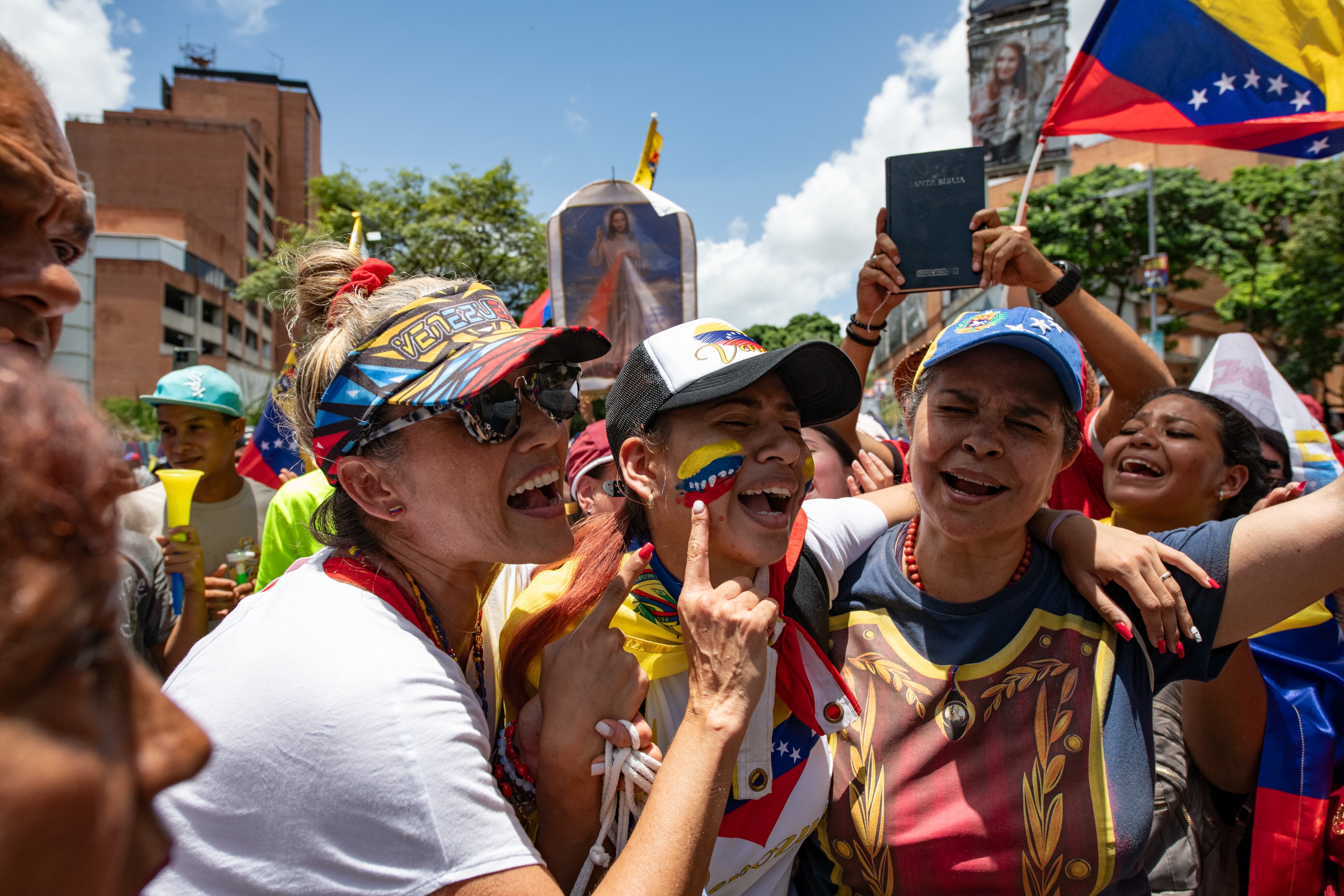 Mujeres asistentes a la protesta, gritan consignas de apoyo a la oposición. 