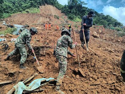 Miembros del equipo de rescate de las Fuerzas Armadas colombianas trabajando en el lugar del derrumbe, este sábado.