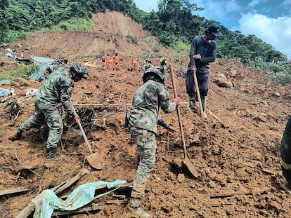 Miembros del equipo de rescate de las Fuerzas Armadas colombianas trabajando en el lugar del derrumbe, este sábado.