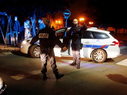 Agentes de policía, en la zona del ataque, este viernes en Conflans-Sainte-Honorine, cerca de París.