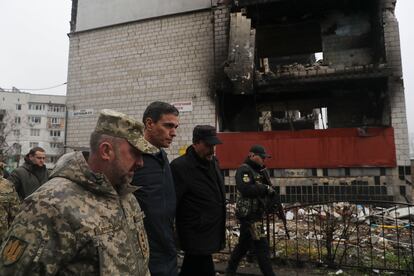 Sánchez, durante su visita el 21 abril a la ciudad de Borodianka, en Ucrania.