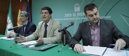 Diego Valderas y Antonio Ma&iacute;llo, a su izquierda, durante el acto de ayer en Sevilla. 