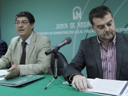 Diego Valderas y Antonio Ma&iacute;llo, a su izquierda, durante el acto de ayer en Sevilla. 