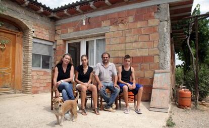 La familia, en el exterior de su casa.