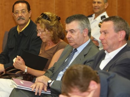 Julián Muñoz (al fondo) y Juan Antonio Roca (centro), en el banquillo.