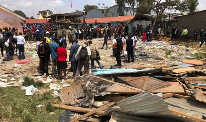 Los trabajadores de emergencias, este lunes en un edificio derrumbado en Nairobi (Kenia).