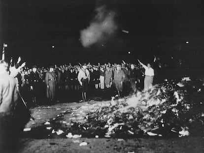 Quema de libros organizada por los nazis en la plaza de la Ópera de Berlín en mayo de 1933.