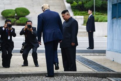 Ambos se han reunido este domingo en la Zona Desmilitarizada (DMZ), la franja fronteriza entre las dos Coreas, y desde la línea de demarcación han pasado juntos a suelo norcoreano.