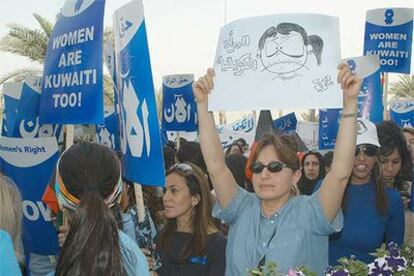 Un grupo de mujeres se manifiesta ante el Parlamento en Kuwait.