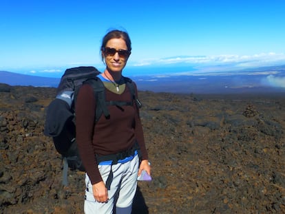 La ornitóloga Esther Sebastián ha realizado la mayor parte de su investigación en bioacústica en Hawái. En la imagen, sobre la caldera del volcán Mauna Loa.