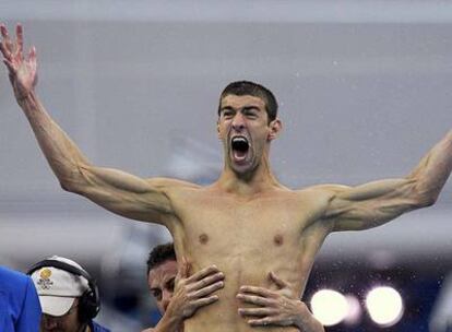 Michael Phelps muestra su euforia tras el triunfo de Estados Unidos en los 4x100 metros libre mientras su compañero Garrett Weber-Gale le abraza.