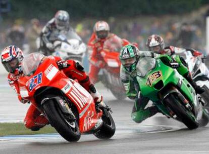 Stoner lidera la carrera de MotoGP en Donington Park.