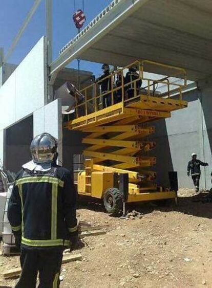 Los Bomberos, durante los trabajos para rescatar el cadáver del joven.