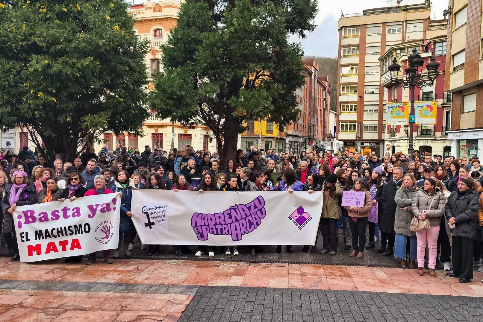 El alcalde de Oviedo acusa sin fundamento a un migrante de un crimen machista y pide minutos de silencio para los hombres 