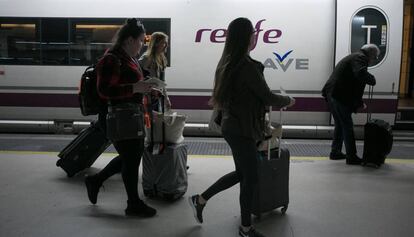 Un tren del AVE en la estación de Sants de Barcelona.
