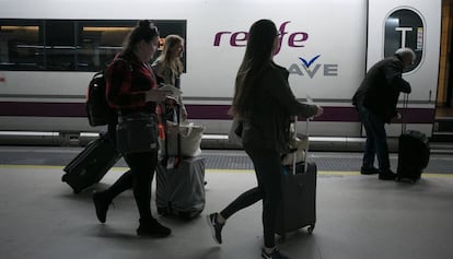 Un tren de l'AVE en l'estació de Sants de Barcelona.