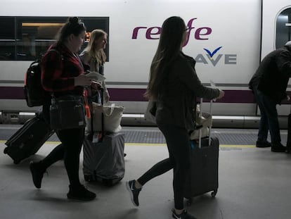 Un tren de l'AVE en l'estació de Sants de Barcelona.
