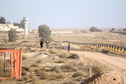 Tras la invasión iraquí de Kuwait en 1991, la ONU autorizó al emirato a construir una verja a lo largo de los dos centenares de kilómetros de su frontera con Irak para protegerse de las ambiciones territoriales de Saddam Husein. Con ayuda de EE UU, cuyas tropas echaron a las iraquíes del pequeño país petrolero, los kuwaitíes levantaron una valla electrificada que va desde la costa del golfo Pérsico hasta la linde con Arabia Saudí. La barrera, que no se aprecia en la imagen tomada en la localidad fronteriza iraquí de Umm al Qasr, se rodeó de alambre de espino y un foso de casi cinco metros de ancho y otros tantos de profundidad. <a href="http://internacional.elpais.com/internacional/2017/03/16/actualidad/1489685346_010670.html"><b>Lee la historia completa</B></A>